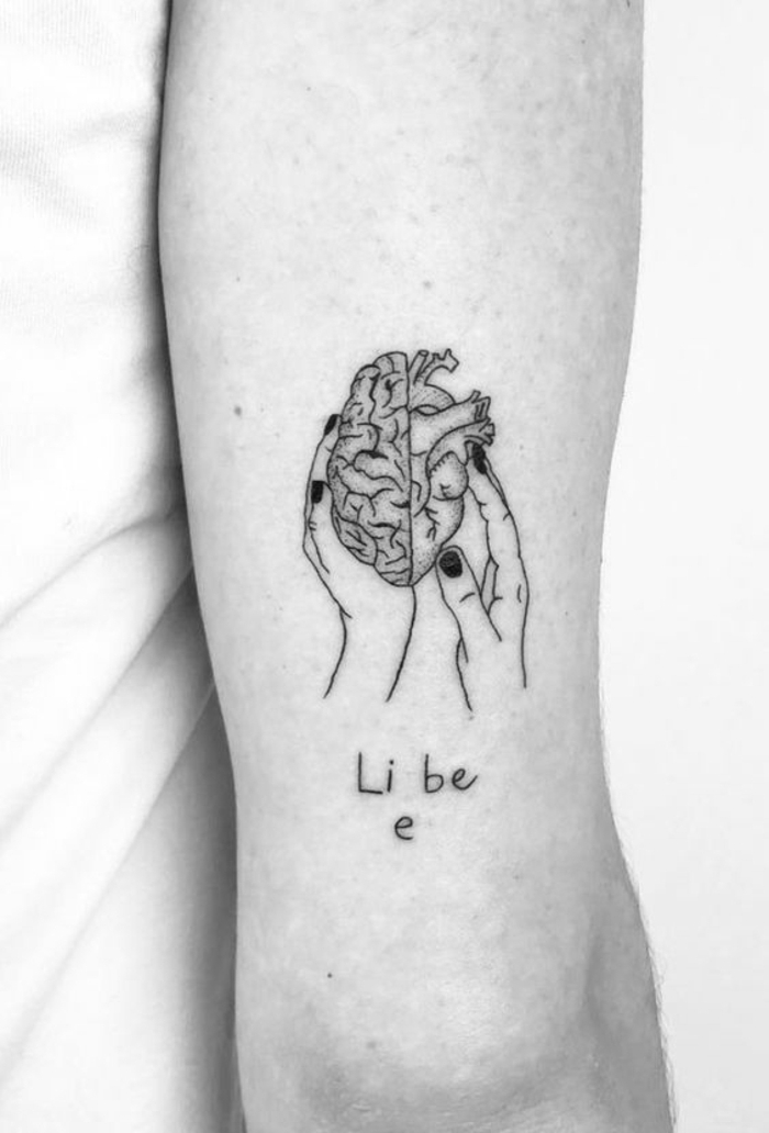 tatuajes de corazones anatómicos con profundo significado, diseños de tattoo corazón en el brazo 