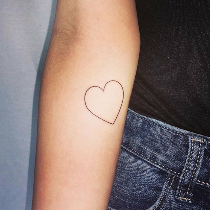 diseño legante y sencillo de tattoo corazón, ideas de tatuajes para parejas super bonitos