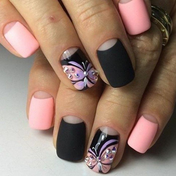 preciosa combinación de colores, uñas de forma cuadrada en rosado y negro, diseños de uñas decoradas con piedras