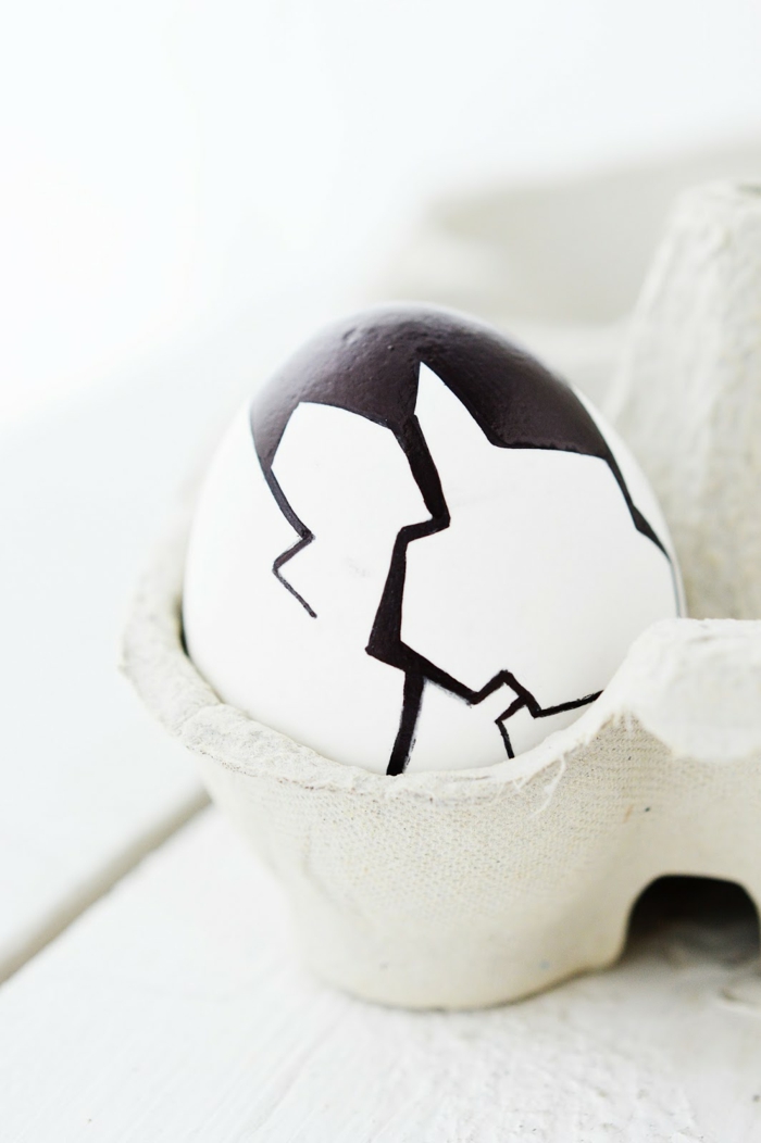 las propuestas más originales de huevos de Pascua caseros, decoración minimalista con plantillas y marcador negro 