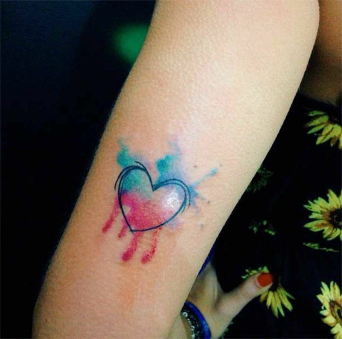 tatuajes pequeños simbólicos, tatuaje corazón en acuarelas, ideas de tatuajes en el brazo mujer 