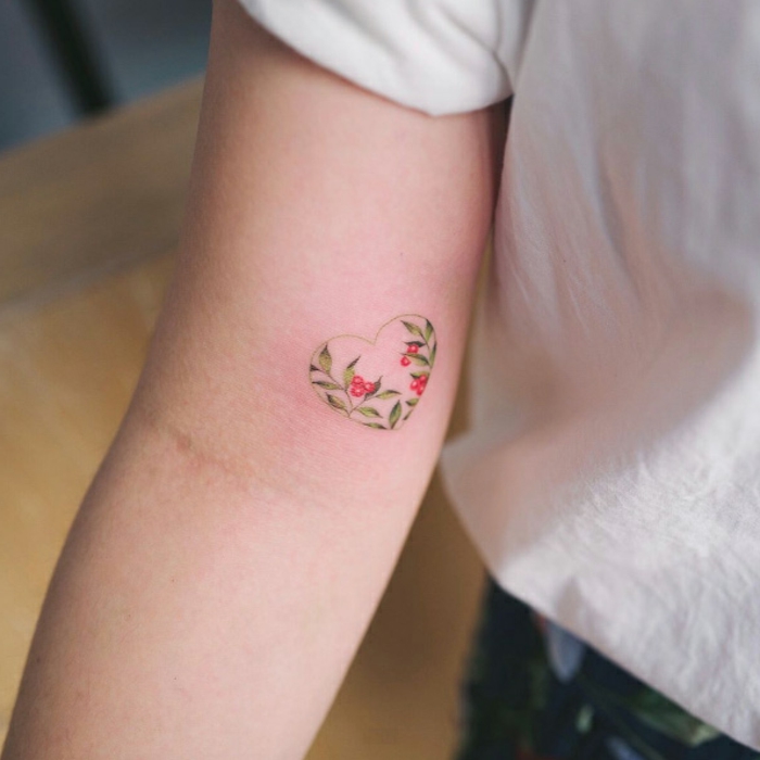 tatuajes para parejas originales, diseño de tatuaje corazón con motivos florales, tattoo originales en imagines 