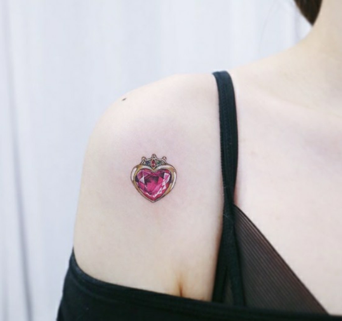 precioso diseño tatuaje corazon pequeño, corazón diamante en color rosado con corona, tattoos simbólicos mujer 