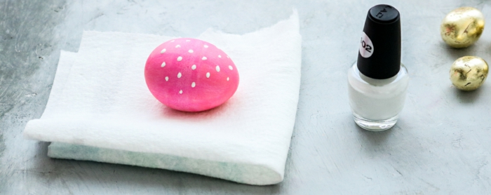 manualidades huevos de pascua originales, huevo pintado en rosado decorado con esmalte de uñas color blanco