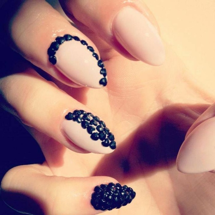 las mejores ejemplos de uñas decoradas con piedras, uñas almendradas pintadas en beige adoradas de piedras negras en forma de corazon