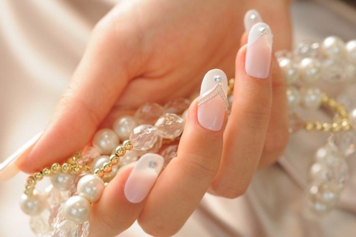 preciosas uñas con manicura francesa adornadas de perlas decorativas, uñas decoradas con piedras