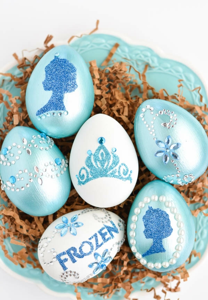 propuestas originales de manualidades huevos de pascua, huevos pintados en azul con decoración personalizada