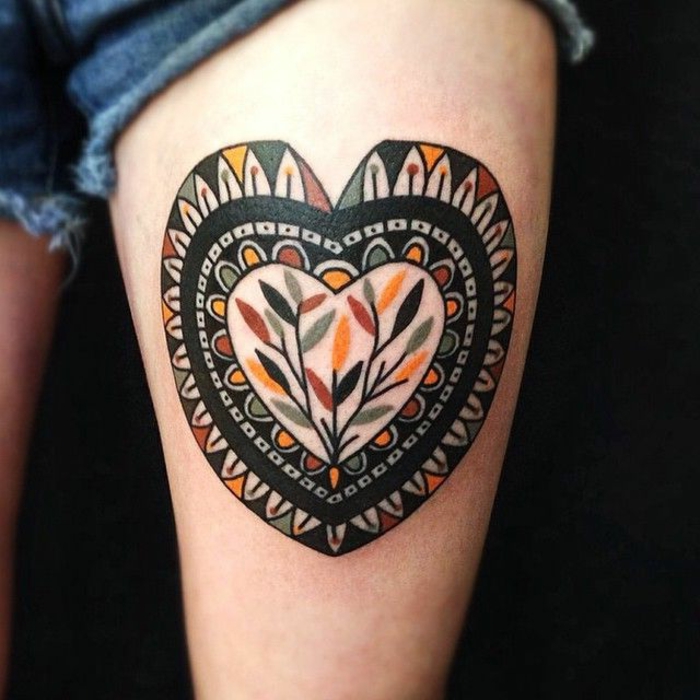 precioso tatuaje corazon en la pierna, tattoo con motivos florales, corazón negro con flores 