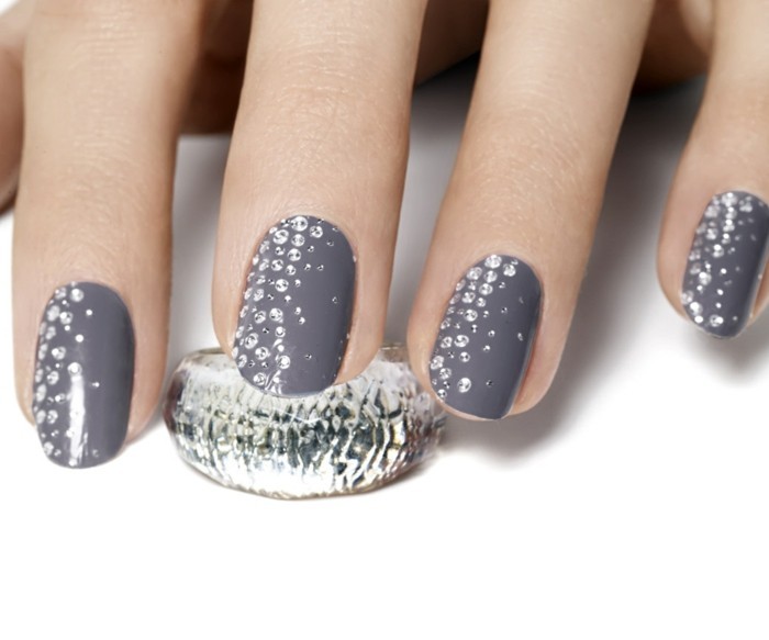 diseño de uñas elegantes y femeninas, imagines de uñas decoradas con piedras y cristales 