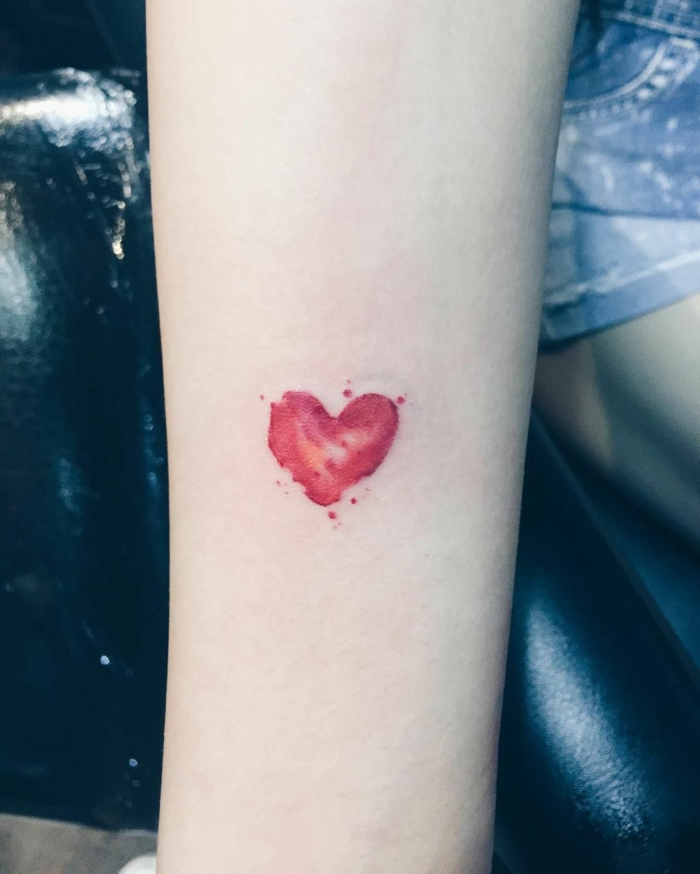 precioso tatuaje en el antebrazo, tatuaje corazon pequeño en color rojo, bonitos diseños de tattoos simbolicos 