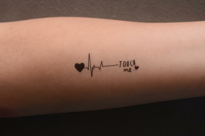 originales ideas de corazon tattoo, tatuaje minimalista en el antebrazo, diseños de tatuajes originales 
