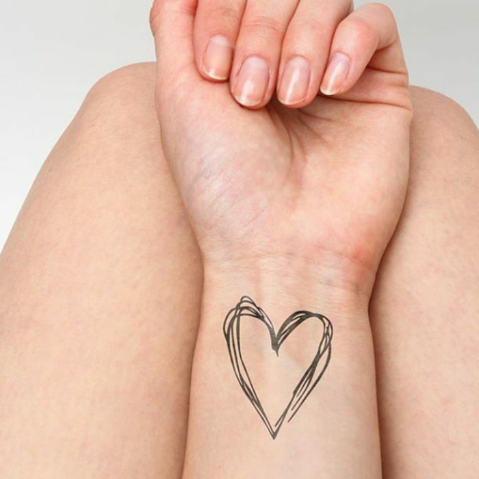corazon tattoo en el antebrazo, originales diseños de tatuajes simbólicos con corazones 