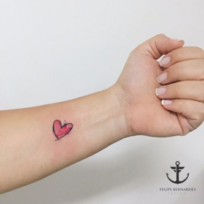 tatuajes para hacerse en pareja originales, pequeño tatuajes de corazón rojo tatuado en el antebrazo 