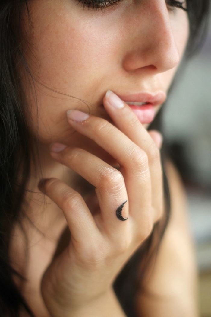 tatuajes en los dedos bonitos y delicados para mujeres, símbolos de los tatuajes minimalistas y sus significados 