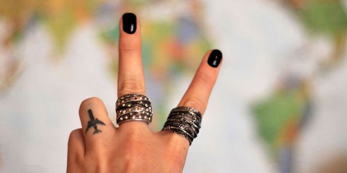 tatuaje avión en el dedo, ideas de diseños de tatuajes para los amantes de los viajes, tatuajes en los dedos