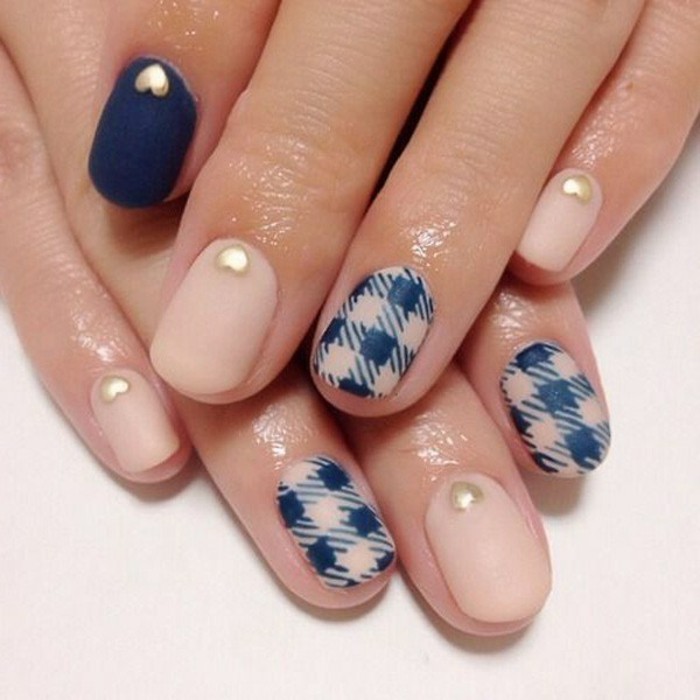diseño de uñas con mucho estilo en beige y azul con cristales en forma de corazón, imagines de uñas decoradas 