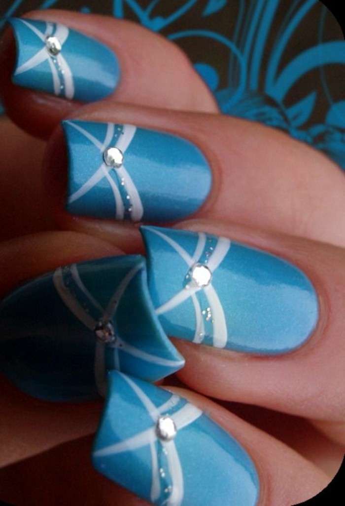 más de 100 imagines de uñas decoradas, uñas largas de forma cuadrada pintadas en azul con decoración en blanco 