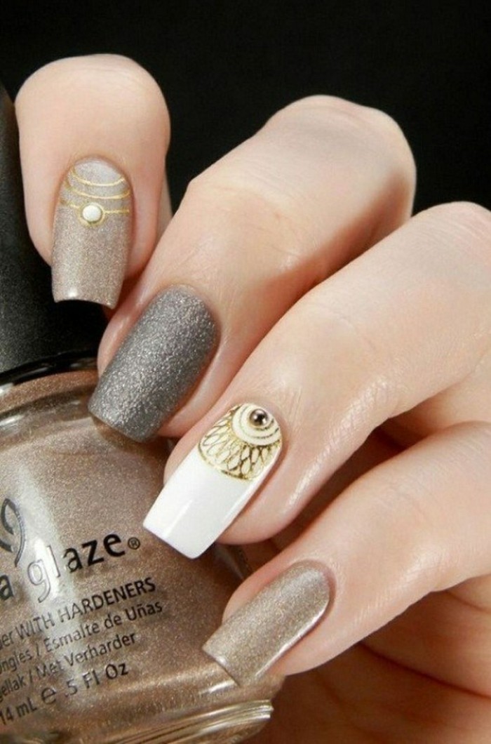 bonitas imagines de uñas decoradas con piedras, uñas pintadas en gris, beige y blanco 