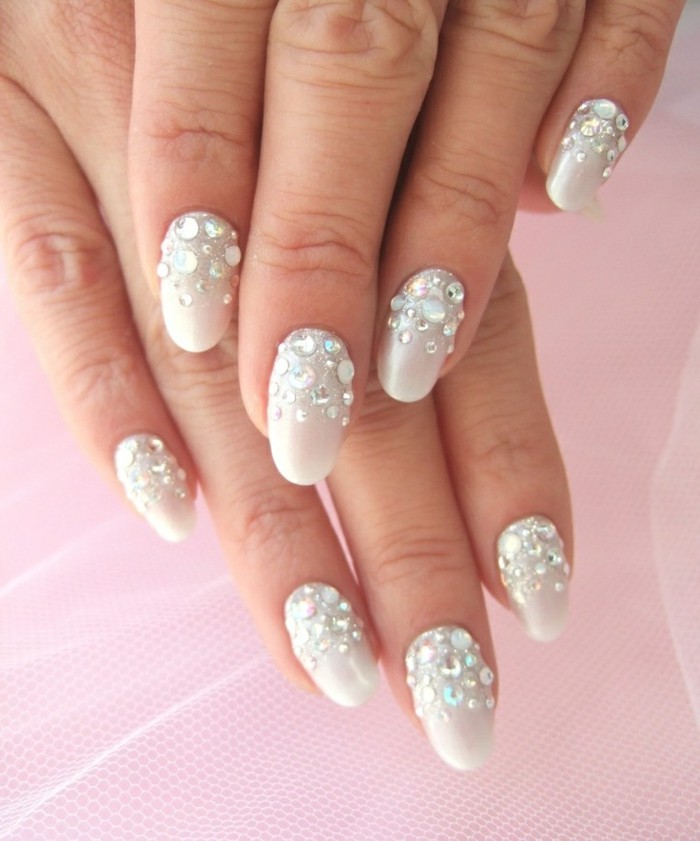 diseños de uñas super bonitos, uñas largas de forma almendrada pintadas en gris con piedras decorativas 