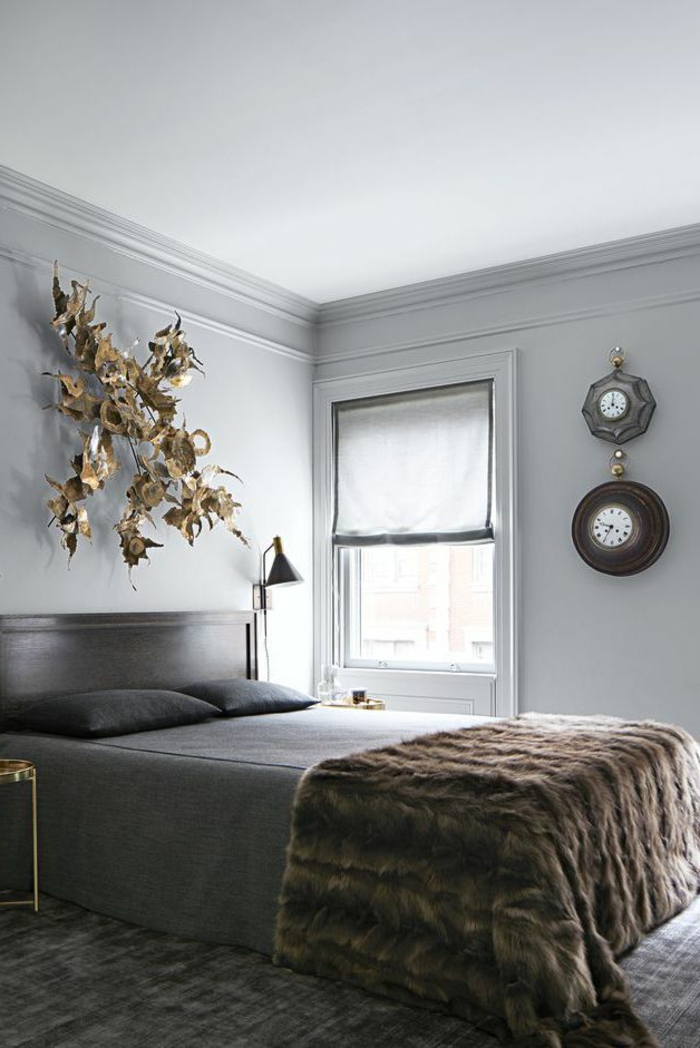 ideas de habitaciones de matrimonio decoradas con mucho estilo, dormitorio paredes en gris cama doble, detalles en dorado 