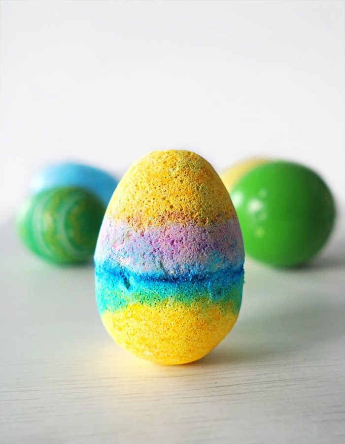 pintar huevos de Pascua y hacer decoracion DIY, bombas de baño caseros coloridas en forma de huevo