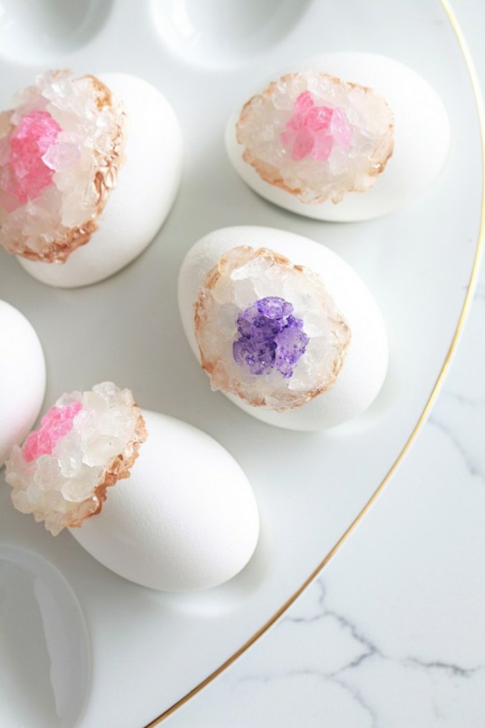 preciosos ejemplos de huevos decorados para decorar la mesa en primavera, pintar huevos de manera original 
