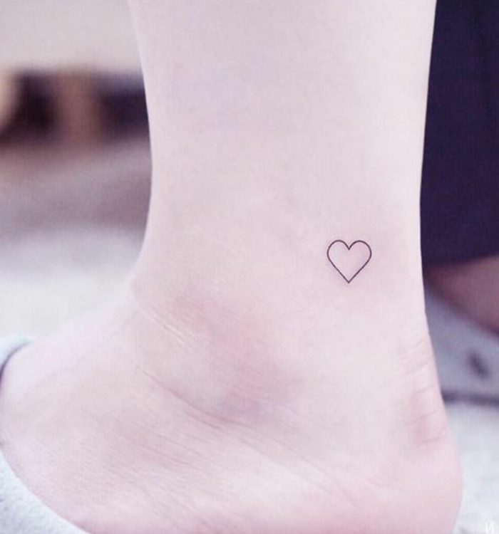pequeño corazón tatuado en el tobillo, diseños de corazon tattoo en estilo minimalista 