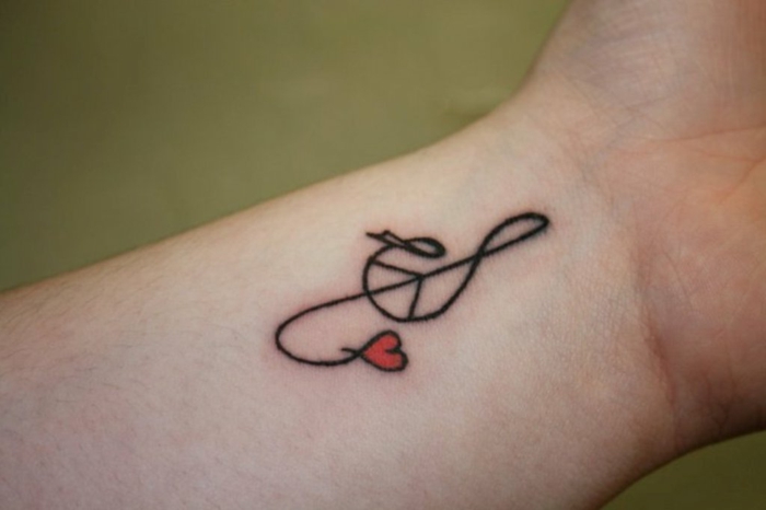 originales diseños de corazon tattoo con alto simbolismo, tatuaje con notas pequeño corazón
