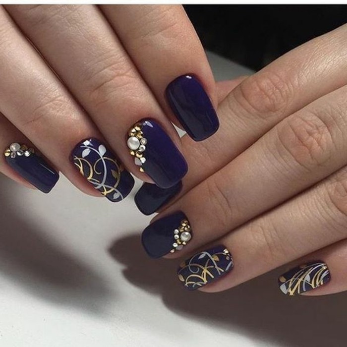 diseños de uñas estilosos, uñas pintadas en color lila oscuro con preciosas decoraciones con piedras 