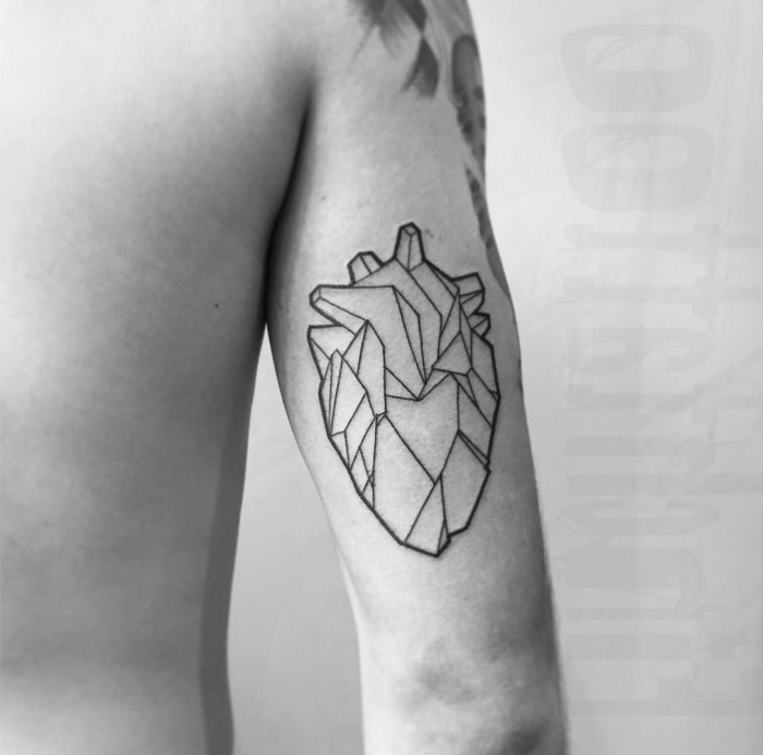 tatuaje corazón anatómico geométrico, corazon tattoo que recuerda a diamante, los mejores diseños de tattoos corazon y sus significados