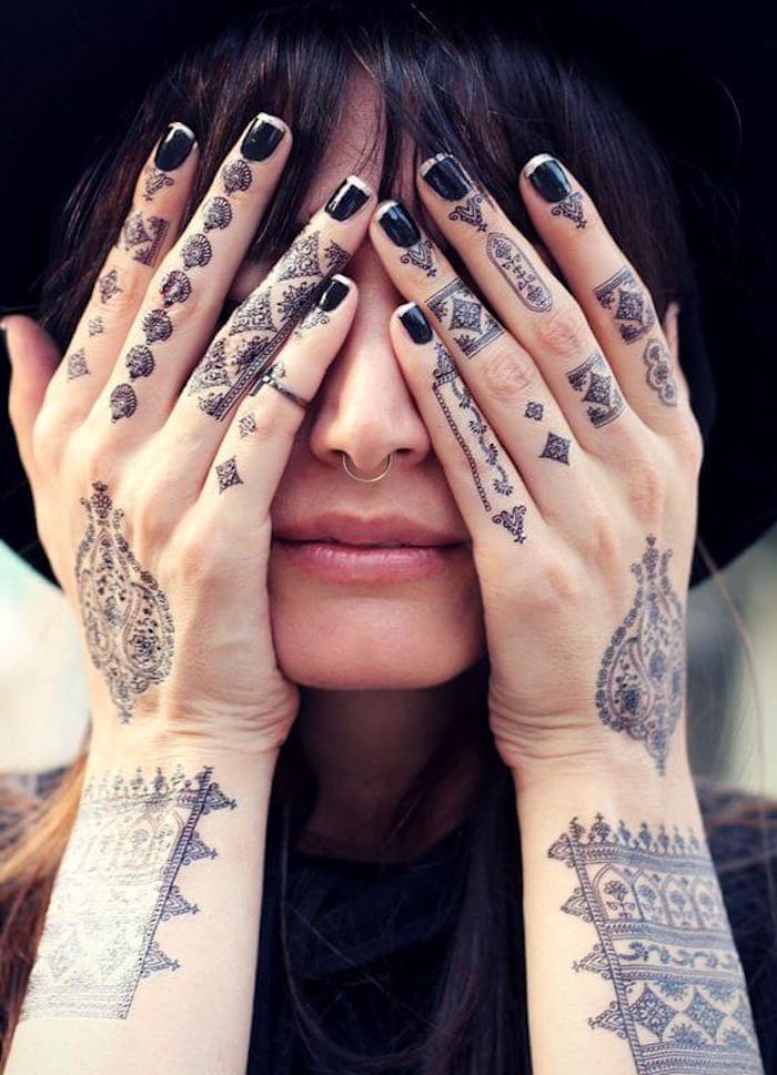 preciosos tatuajes en los dedos, diseños de tatuajes para dedos únicos, tattoos originales en los dedos 