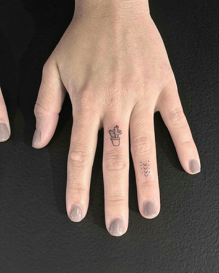 tatuajes para dedos, pequeño cactus tatuado en el dedo corazón, tatuajes minimalistas con significado 