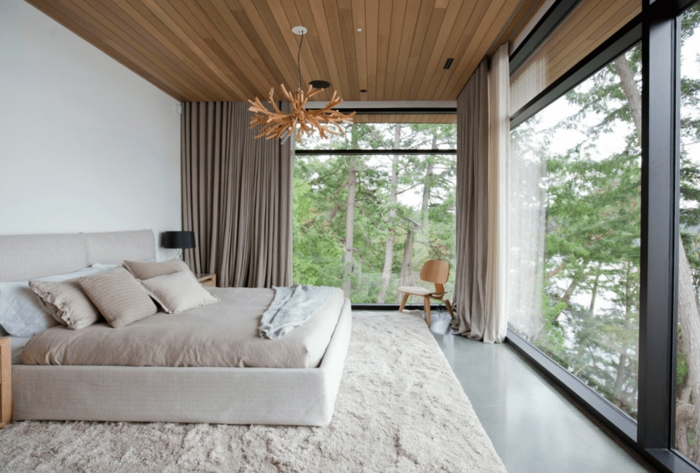 precioso dormitorio con cama doble decorado en blanco y beige, dormitorios matrimonio modernos 