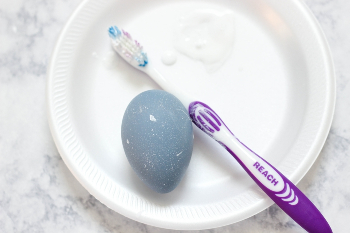 alucinantes ideas sobre cómo pintar huevos de Pascua, huevo en pintura acrílica, técnica con cepilo de dientes 