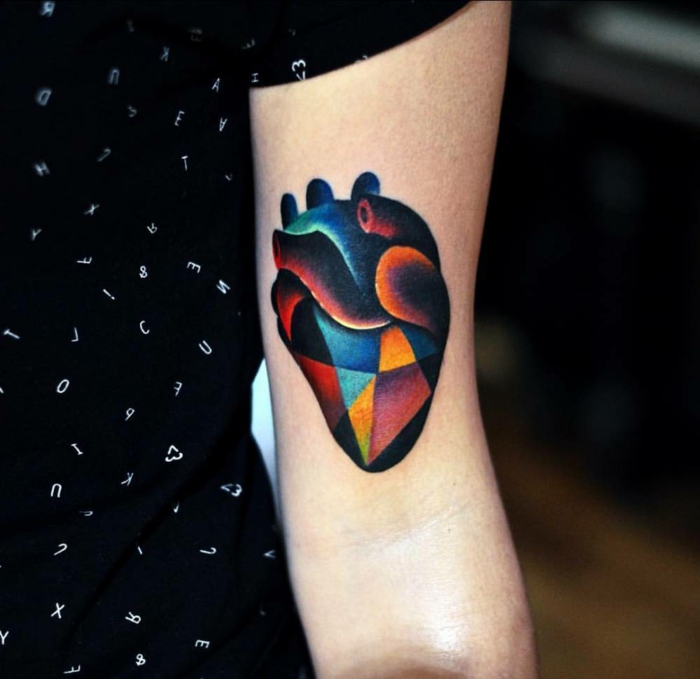 precioso diseño en colores oscuros, corazon tattoo en el brazo, tatuajes originales y bonitos 