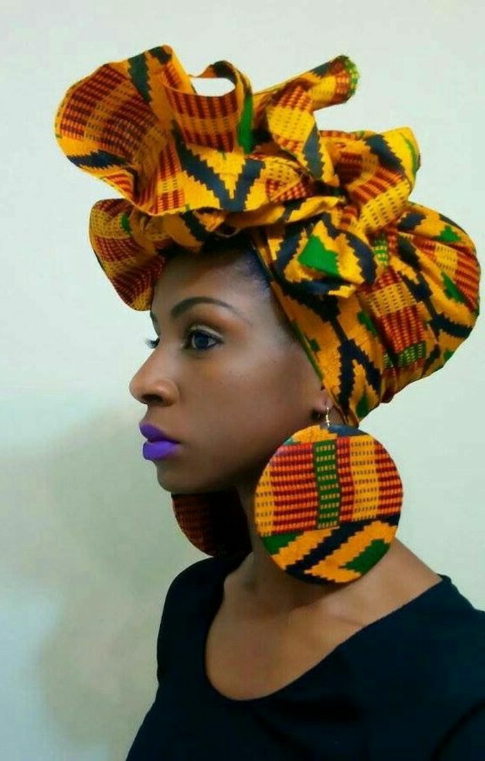 pañuelo colorido con estampados en diferentes colores, ideas de ropa inspirada en el traje tipico africano 