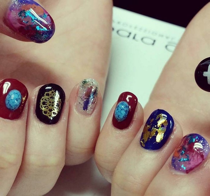diseños de uñas extravagantes, uñas pintadas en diferentes colores con decoración en tonos metálicos