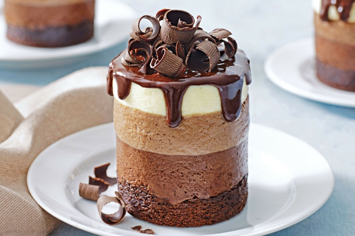 mini tarta de chocolate sin horno con betún de chocolate, tartas ricas y fáciles de hacer con gelatina 