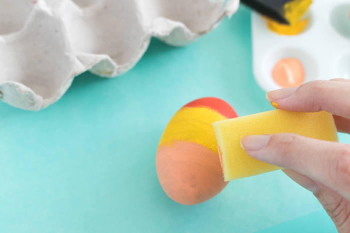como pintar huevos de pascua en tres colores, huevos de madera para hacer manualidades 