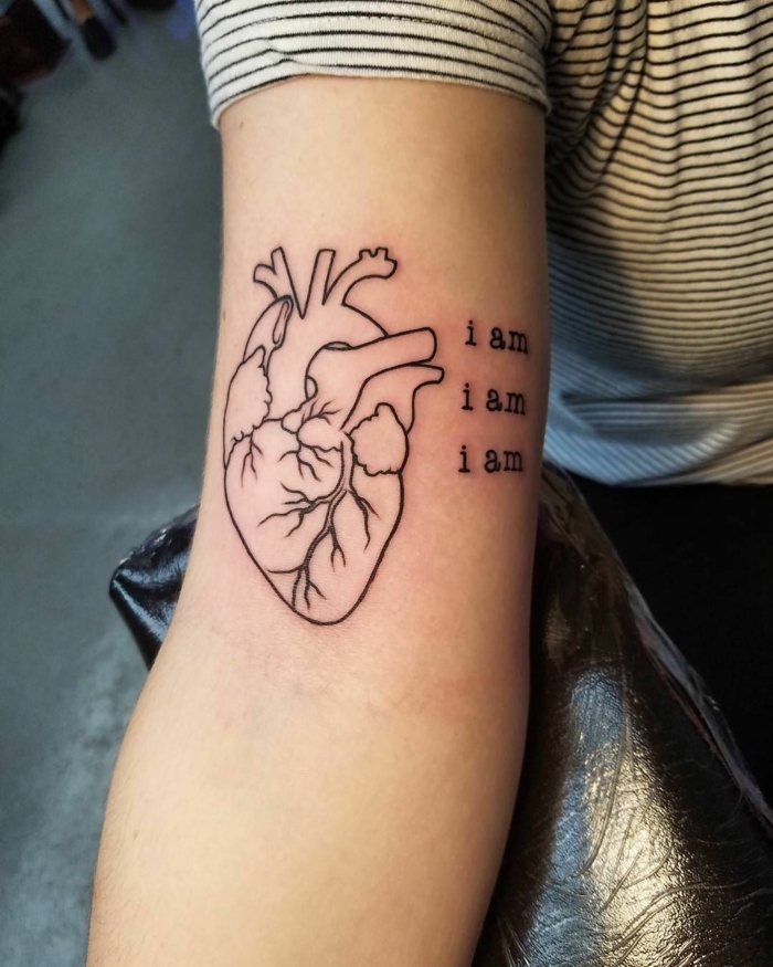 tatuajes originales en estilo realista con corazon anatomico, diseños de tattoos bonitos en el brazo 