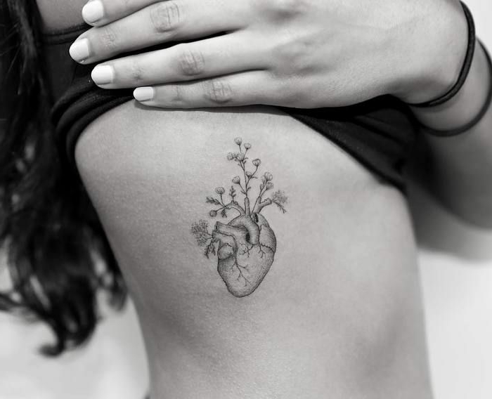tatuaje corazon anatómico en las costillas, tatoos de corazones originales y bonitos para hombres y mujeres 