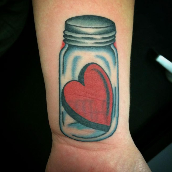 corazón escondido en un frasco de vidrio, tatuajes originales y simbólicos para hombres y mujeres 