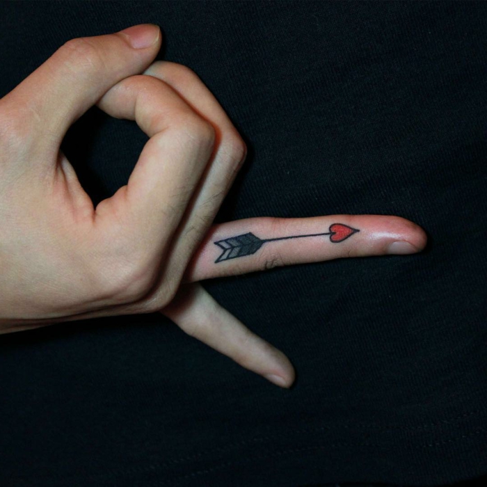 tatuajes originales en el dedo, pequeño corazón con flecha, ideas de tattoos minimalistas 