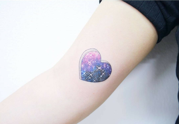 precioso corazón con motivos estelares, corazón pequeño galáctico en bonitos colores, fotos de tatuajes originales 