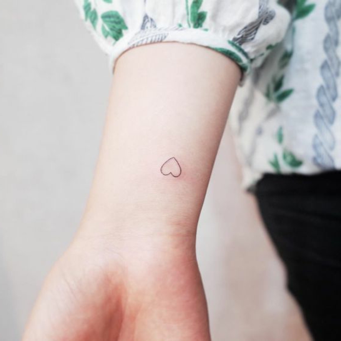 diseños sencillos de tatuajes minimalistas con corazones, precioso tatuaje de corazón pequeño en la muñeca 