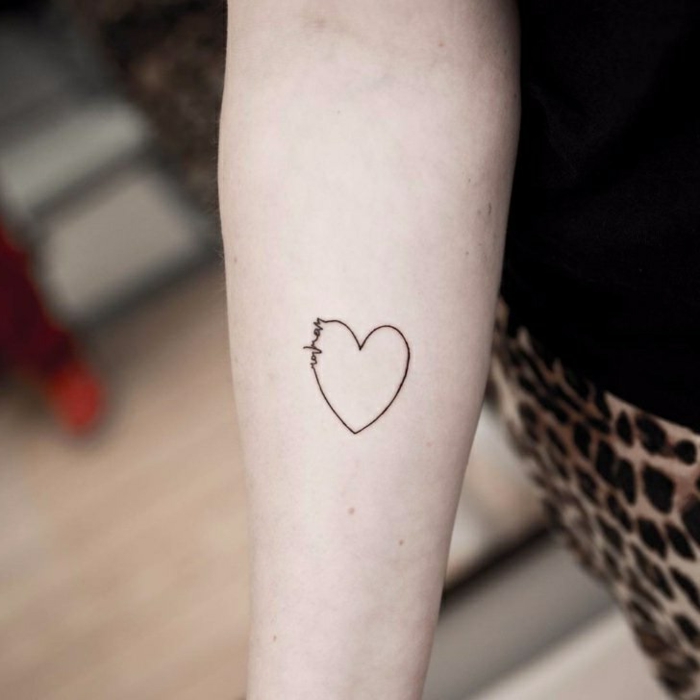 tatuajes pequeños mujer con un fuerte significado, bonito detalle tatuado en el antebrazo, tattoo pequeño corazon 