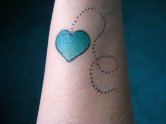 tatuajes de amor originales con corazones, pequeño corazón en azul tatuado en el antebrazo 