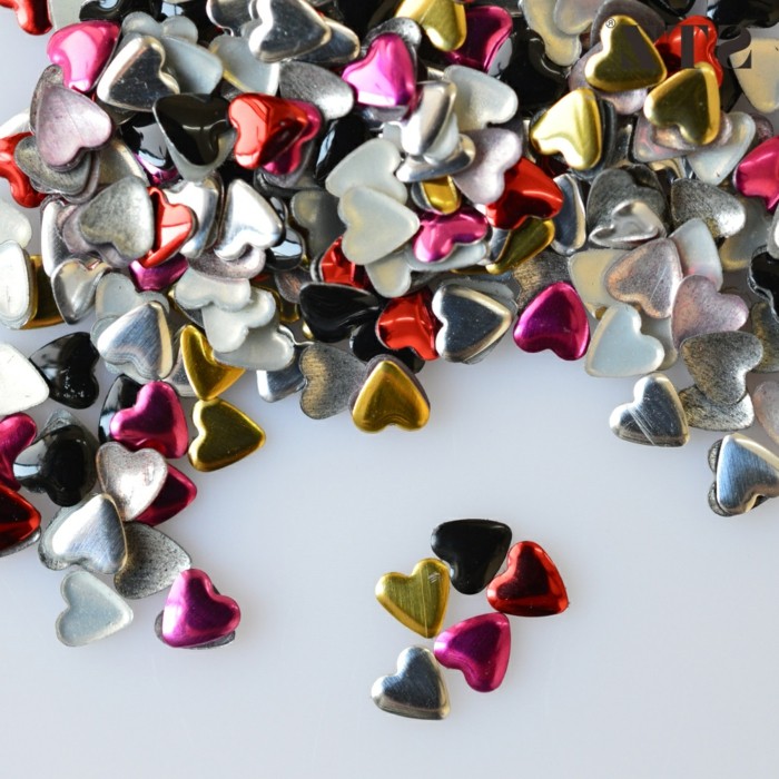 decoracion de uñas con cristales y piedras decorativas, pequeños corazones en colores metalicos 