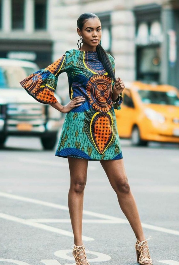vestido corto en colores bonitos con estampados africanos, ropa ideas del traje tipico africano 
