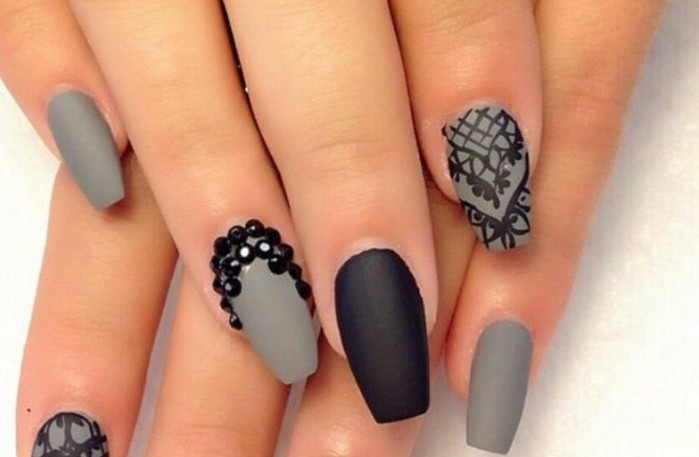 diseños de uñas 2017, bonitos diseños uñas largas de forma stiletto pintadas en gris y negro 